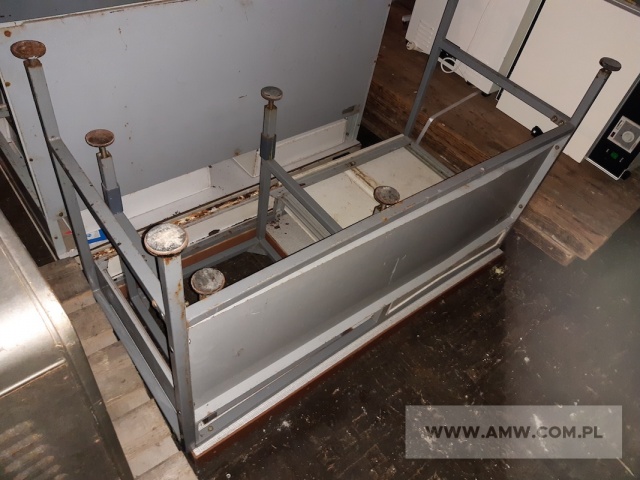 Sprzęt medyczny - pakiet zawierający 8 poz. asort. (wg oddzielnego wykazu), w tym m.in.: suszarki medyczne, cieplarka, stół antywibracyjny itp. 